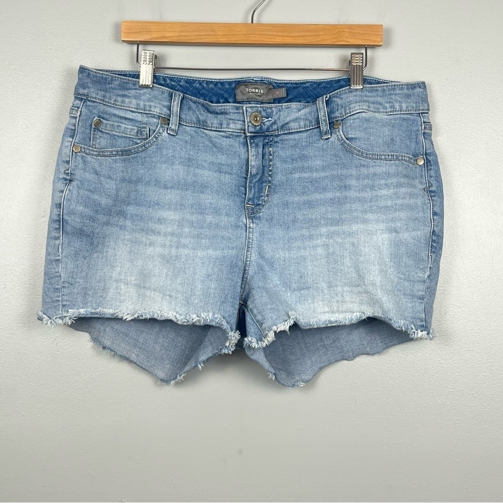 Torrid light wash cut off raw hem denim shorts, size 18.